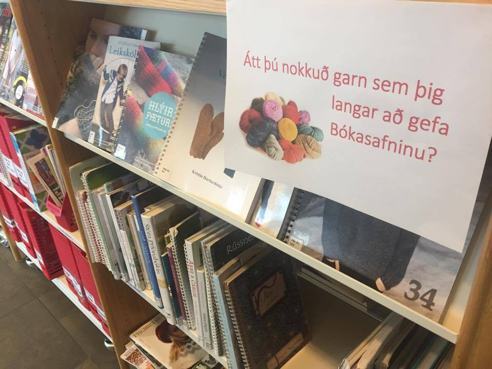 Bókasafnið óskar eftir afgöngum eða garni sem fólk hyggst ekki nýta.