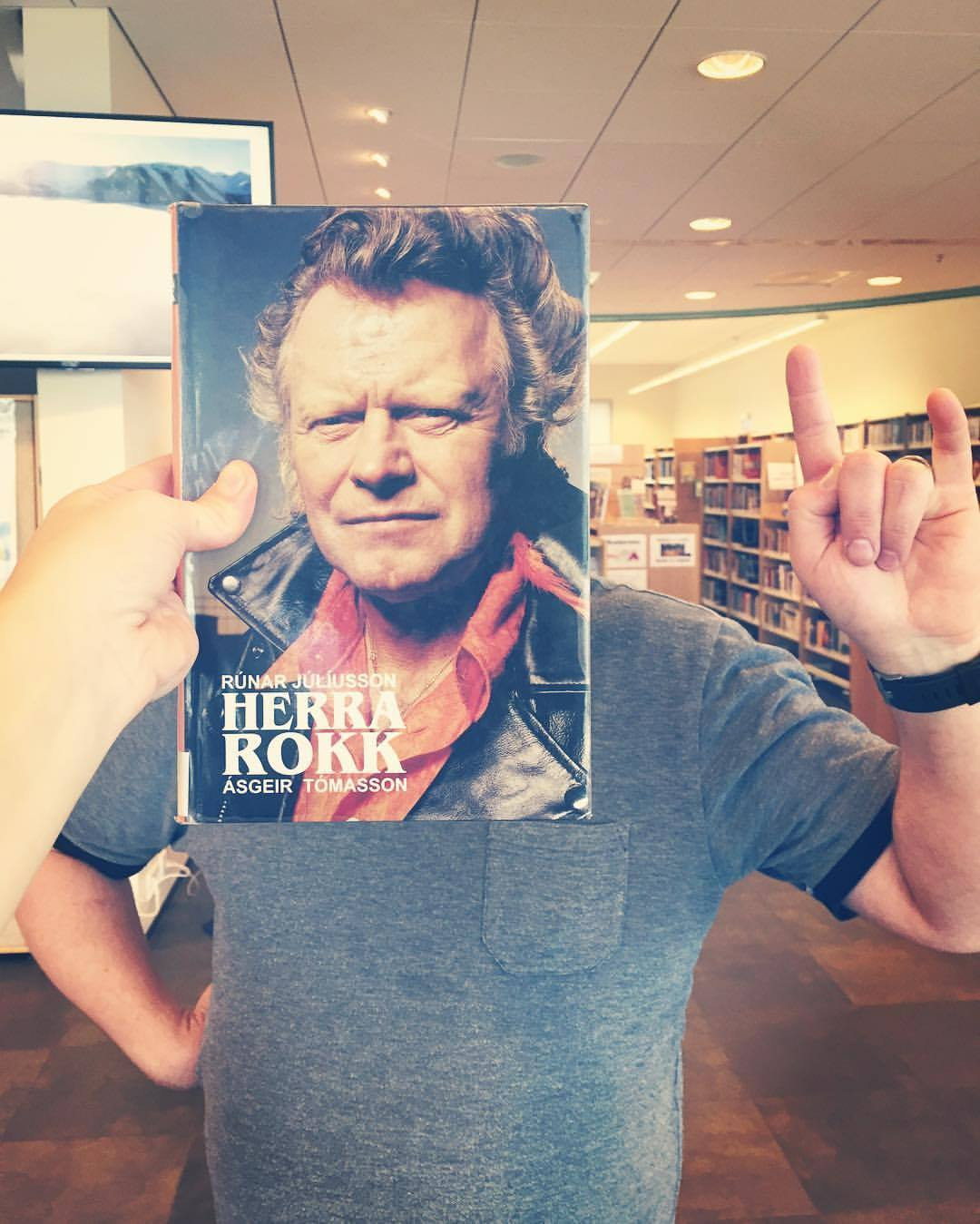 Við minnum á Fössarafésbókina á hverjum föstudegi á Fésbókinni  og Instagram. Fylgið okkur í netheim…