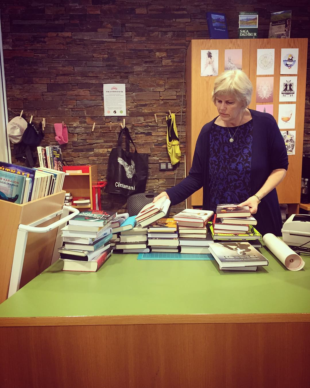 Rósa gerir jólabækurnar klárar.