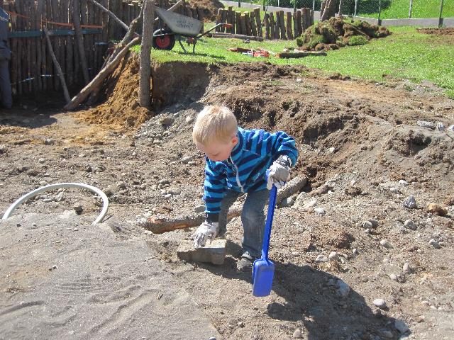 Foreldrar taka þátt í endurbótum á lóð Krílakots