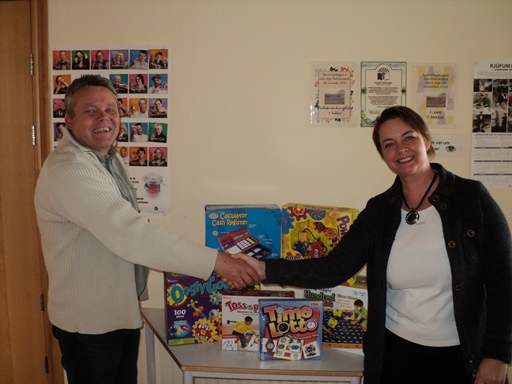 Foreldrafélagið færir skólanum gjafir