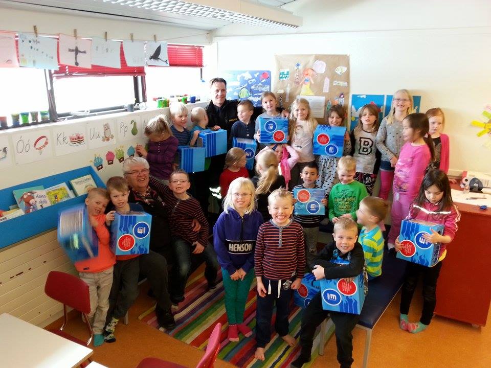 1. bekkingar fá hjálma frá Kiwanishreyfingunni