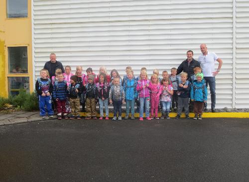 1. bekkur fær skólatöskur frá Promens