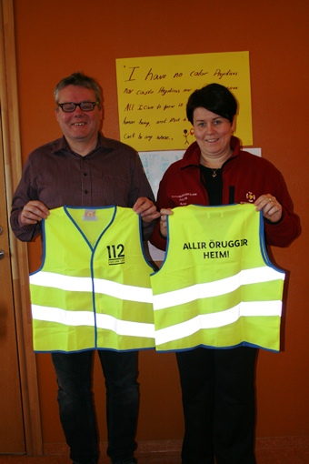 Landsbjargarkonur gefa skólanum endurskinsvesti