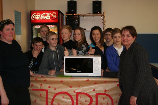 Foreldrafélagið færir nemendafélaginu örbylgjuofn