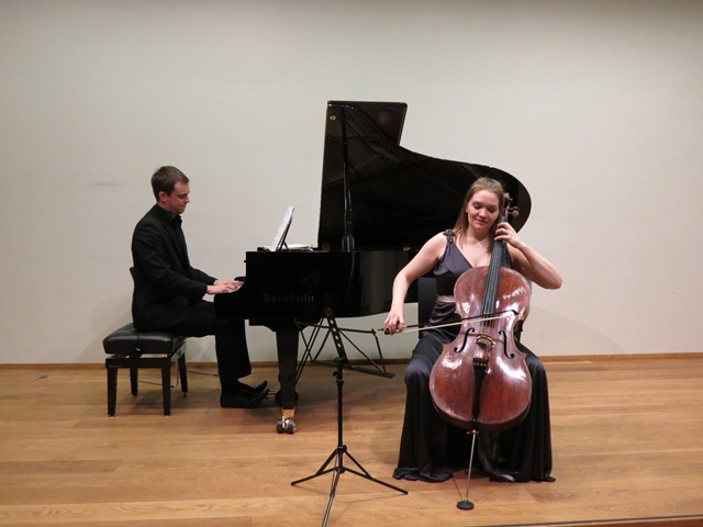 Sungið á selló á Klassík í Bergi