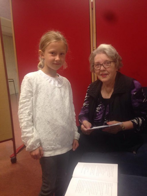 Eldriborgarar aðstoða við lestur