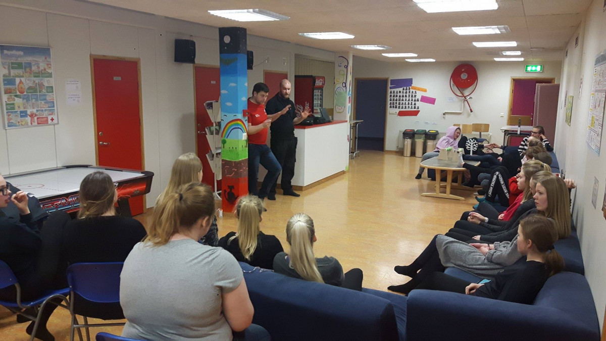 Snævar Örn og Gísli Rúnar útskýra Þjóðleik fyrir nemendum eldri bekkja.