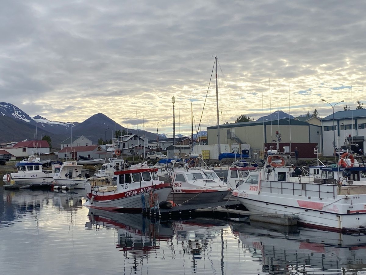 Sveitarstjórnarfundi sem halda átti 21.október frestað.