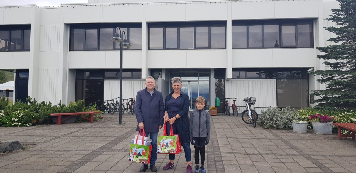 Gísli Bjarnason, Gunnhildur Óskarsdóttir og barnabarn Gunnhildar