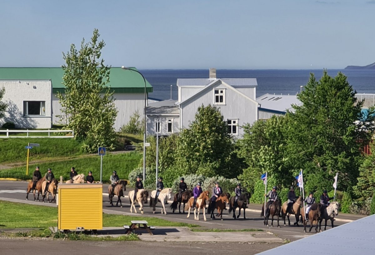 Hópreið Hringsfélaga um götur Dalvíkur á afmælisdaginn sjálfan