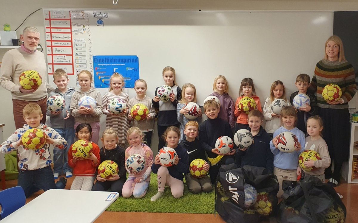 Gjöf til skólans frá barna- og unglingaráði knattspyrnudeildar UMFS