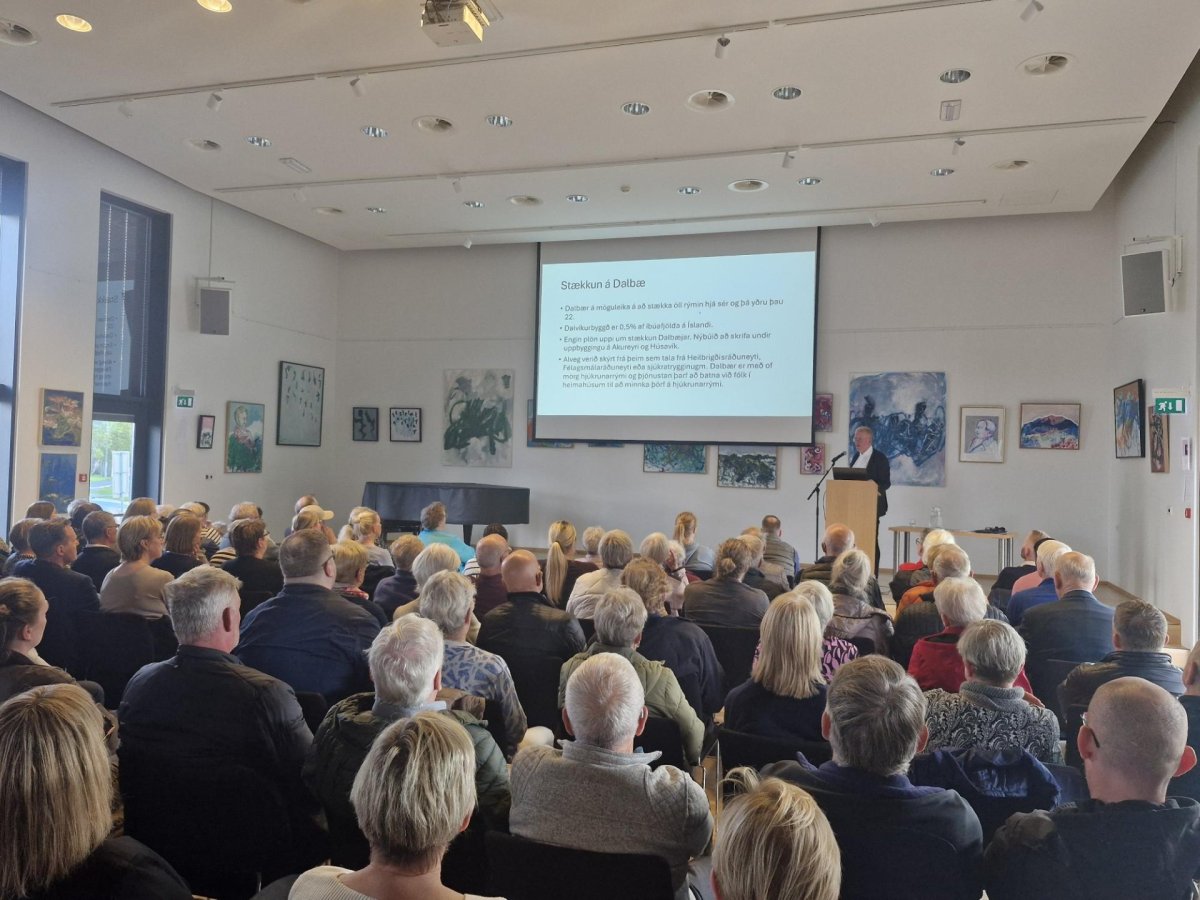Fjölmennur íbúafundur um skipulagsmál í Bergi.