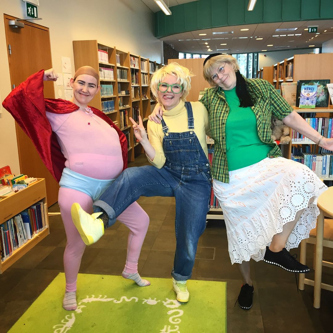 Starfskonur bókasafnsins bregða á leik.