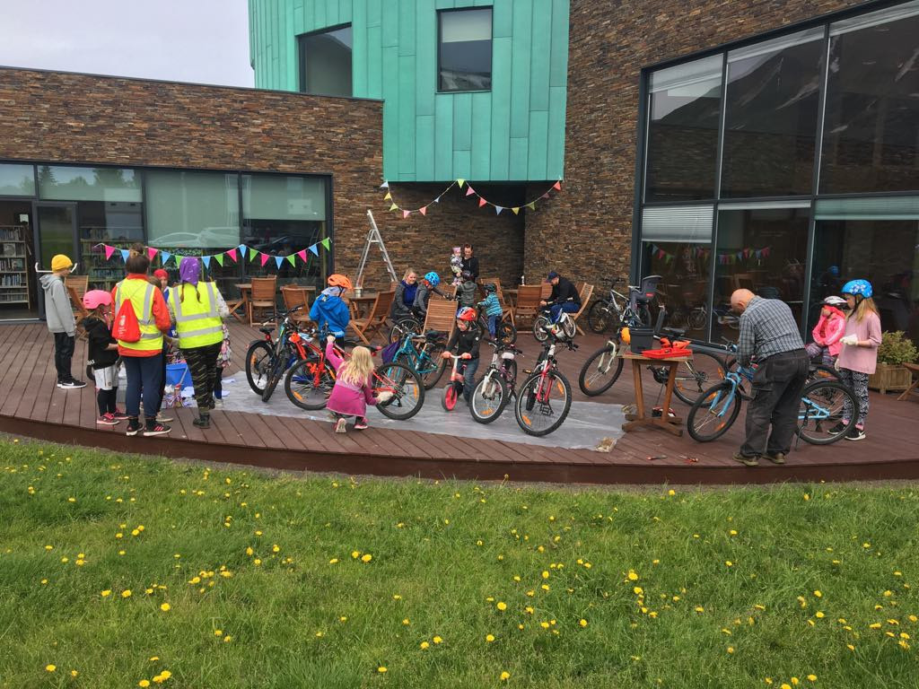 Það voru margir sem nýttu sér hjólaskoðun á Bókasafni Dalvíkurbyggðar