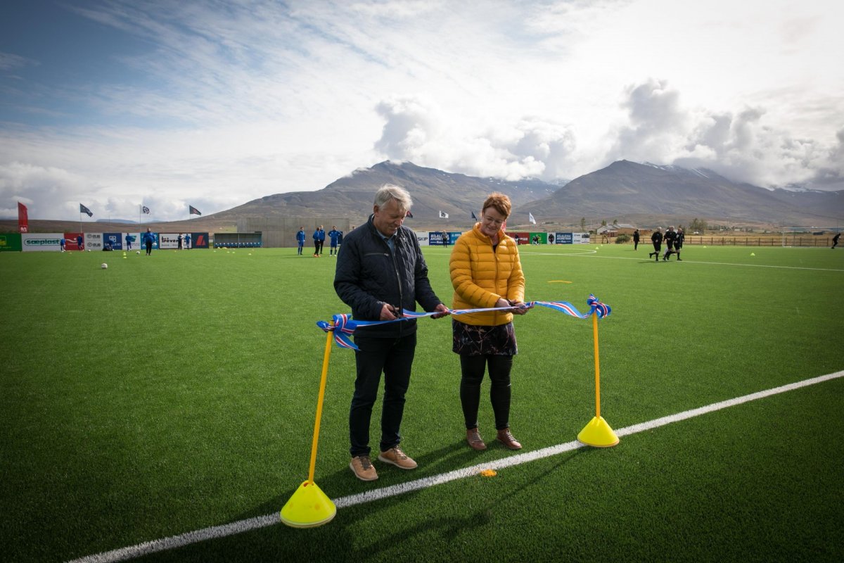 Björn Friðþjófsson og Katrín Sigurjónsdóttir klipptu á borðann við vígsluna. 
Myndir við frétt: UMF…