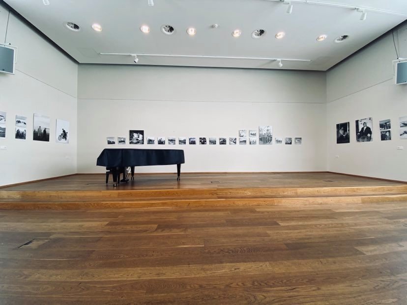 Sýning Heimis Kristinssonar mun hanga uppi út aprílmánuð.