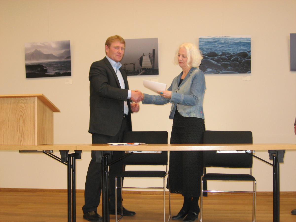 Sparisjóður Svarfdæla afhendir Dalvíkurbyggð afsal menningarhússins Bergs