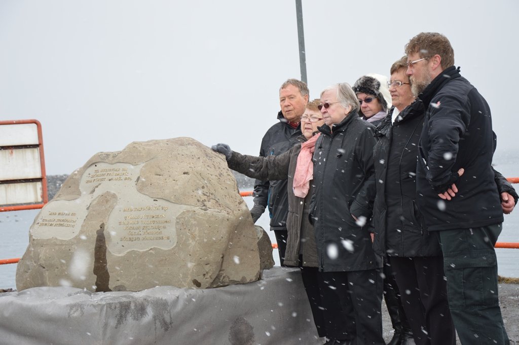 Minningarathöfn á landi og sjó