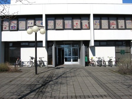 Friðrik Ómar áritar veggspjöld fyrir framan Ráðhúsið