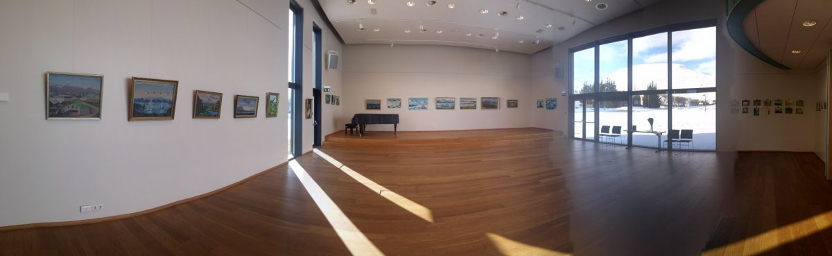 Málverk og skissur, leiktjöld og jólaskreytingar - sýning marsmánaðar í Bergi