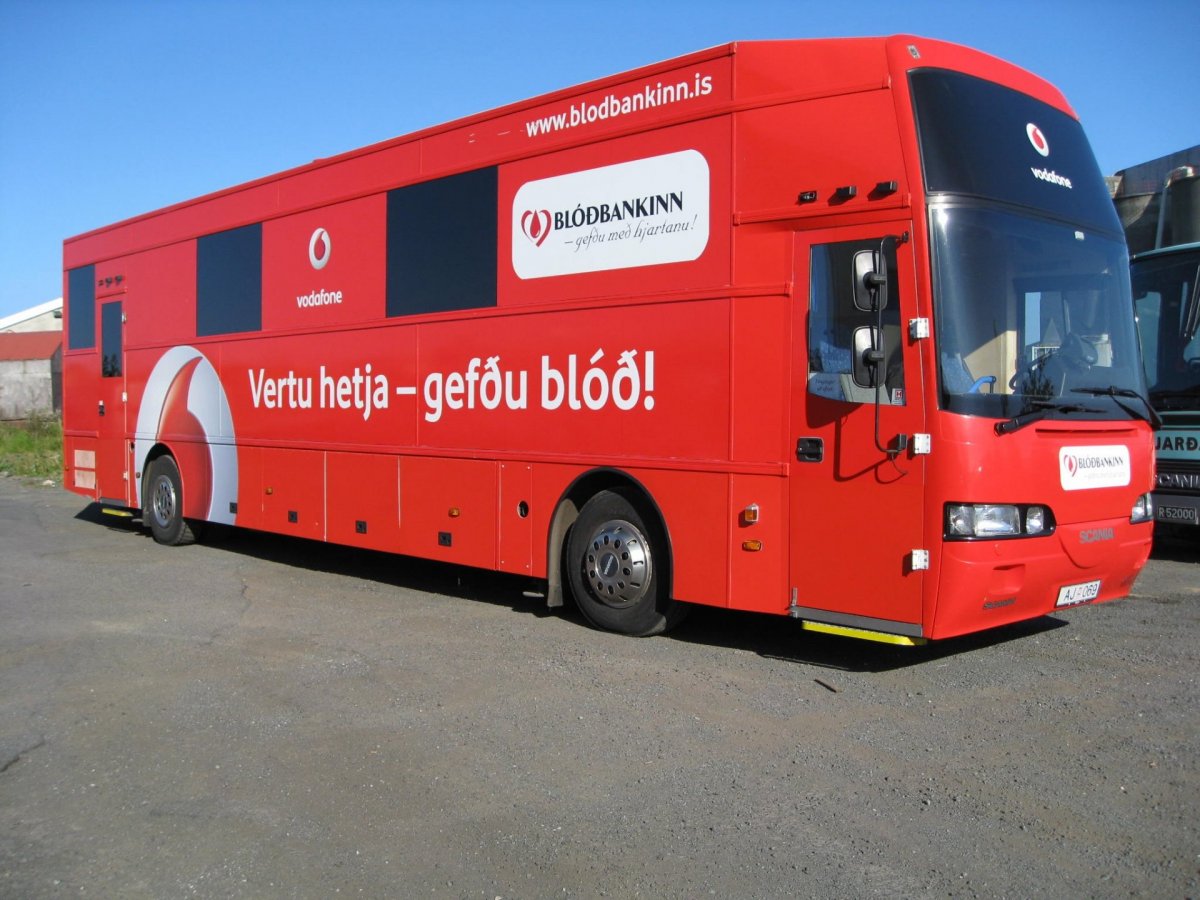Blóðbankabíllinn við sundlaugina