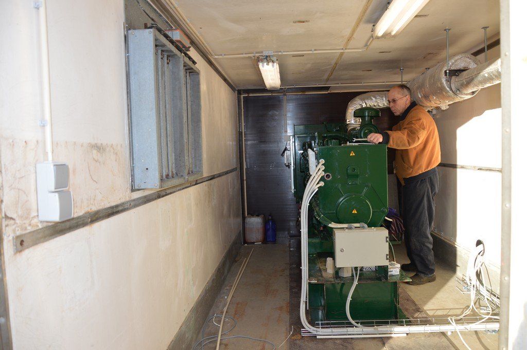 Uppsetning varaflstöðvar á Brimnesborgum