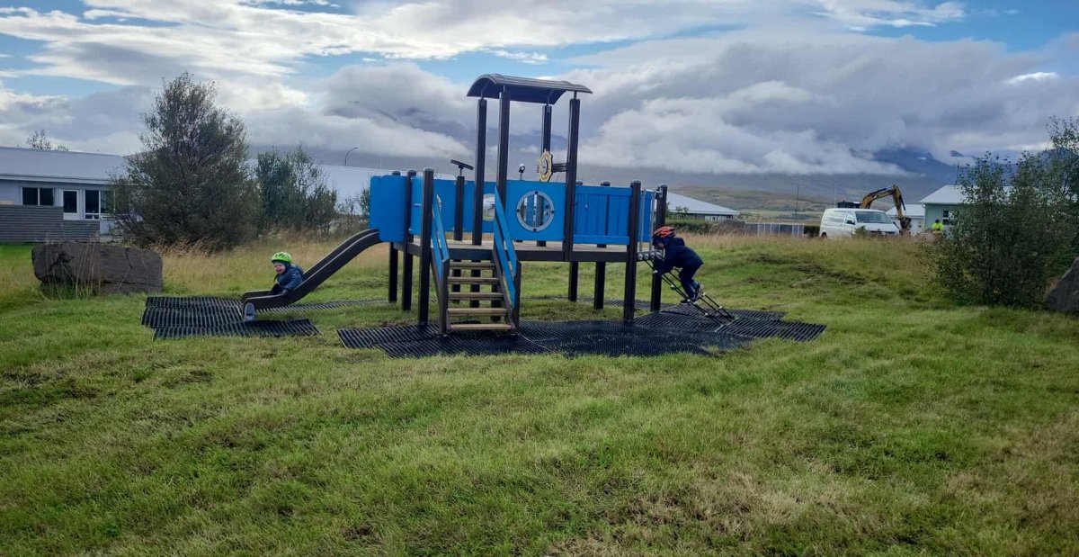 Nýr leikvöllur við Skógarhóla.
