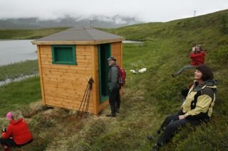Fuglahús og göngubrú við Hrísatjörn