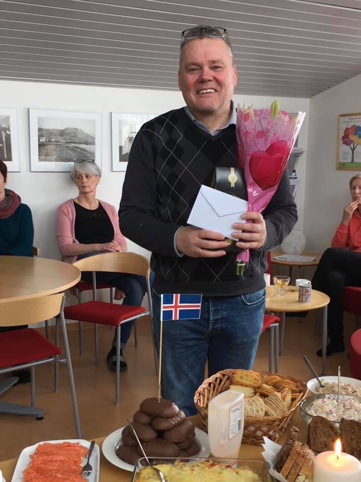 Gísli skólastjóri fékk kaffihlaðborð, blóm og gjafir við starfslok í Dalvíkurskóla