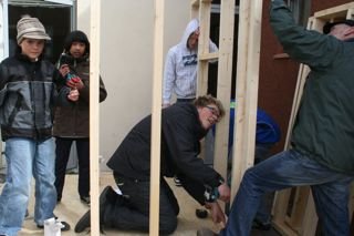 Nemendur smíða fuglaskoðunarhús