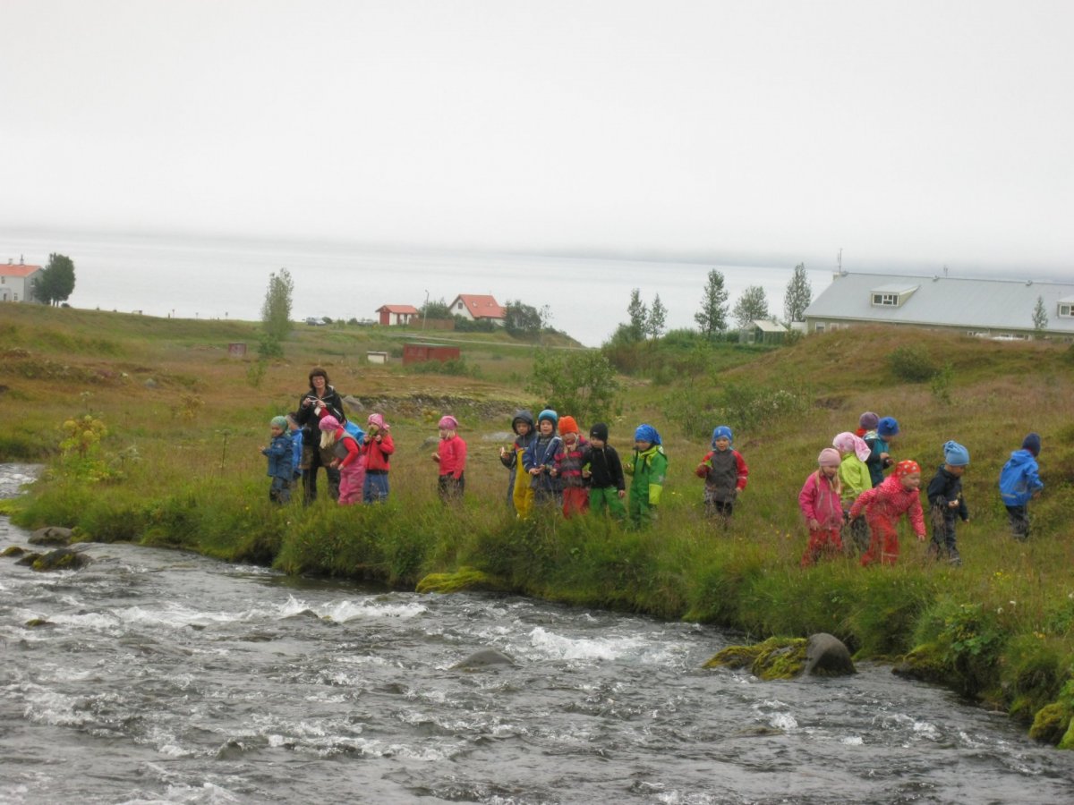 Bátum fleytt niður Brimnesá