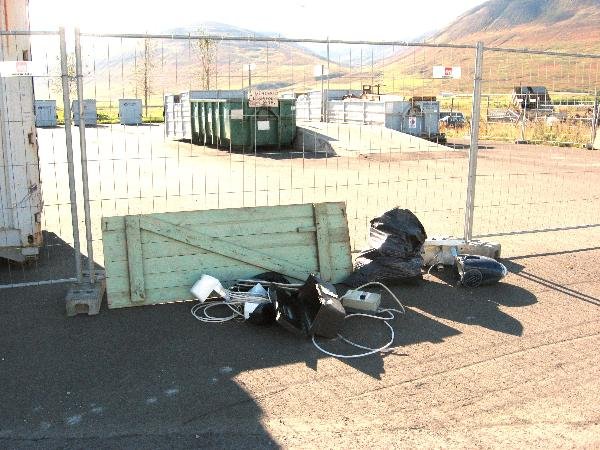 Slæm umgengni við gámasvæðið