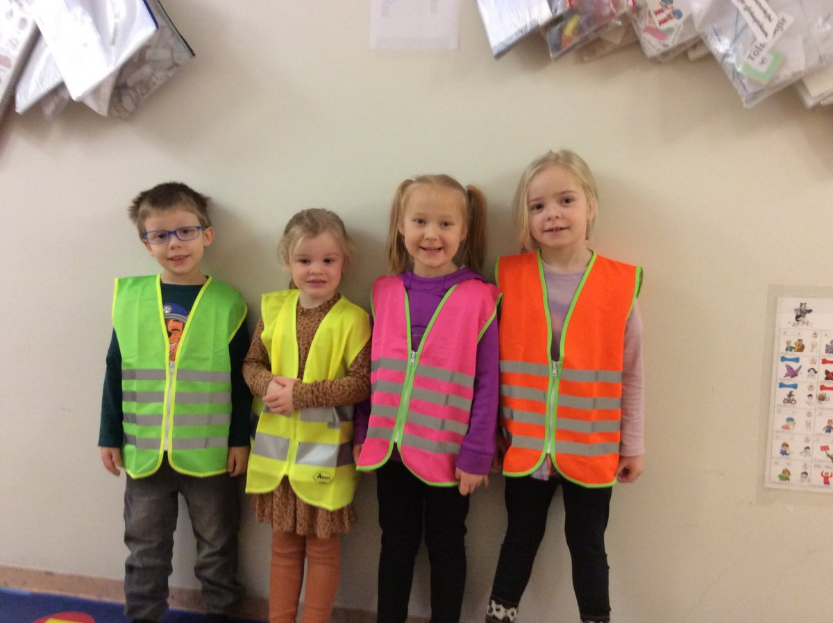 Slysavarnadeildin Dalvík gefur Krílakoti vesti