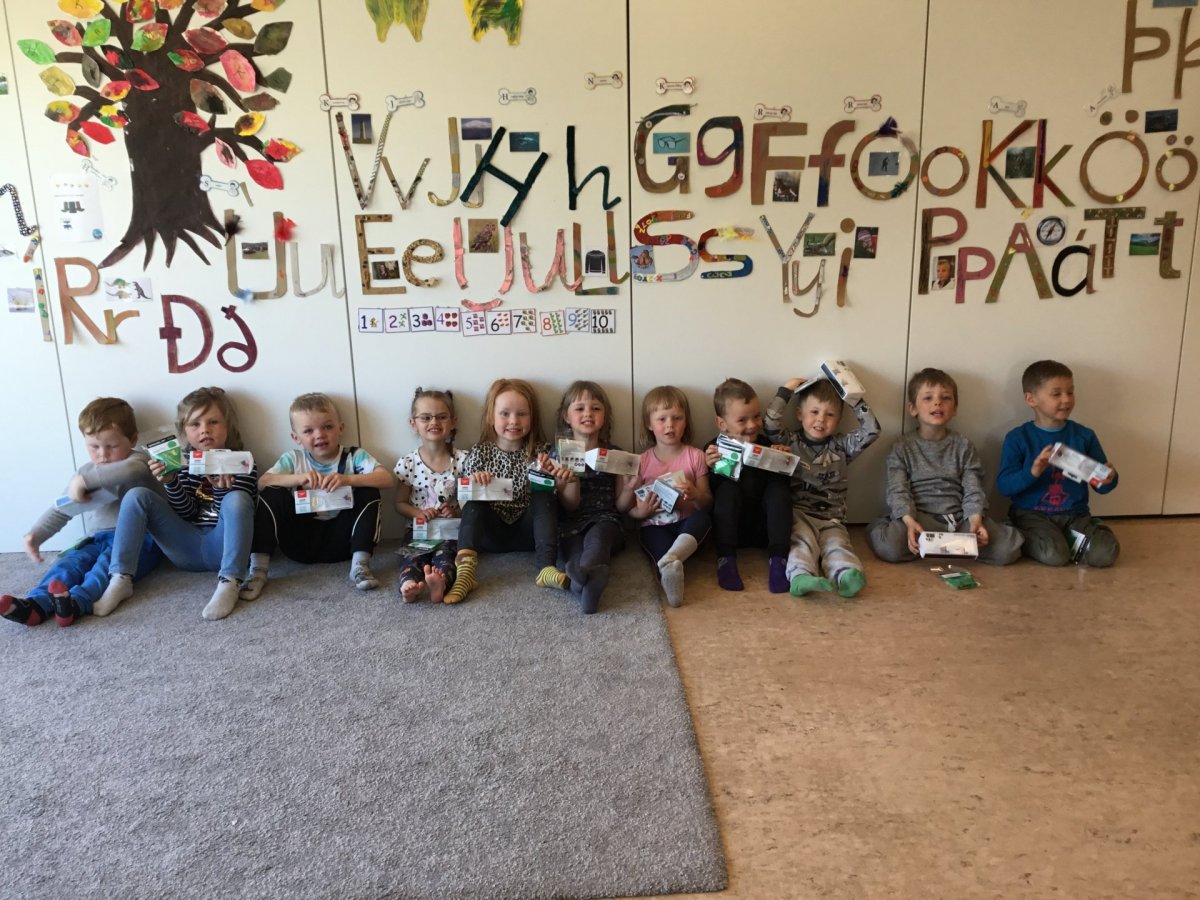 Kátakot fær sundhettur og sundgleraugu