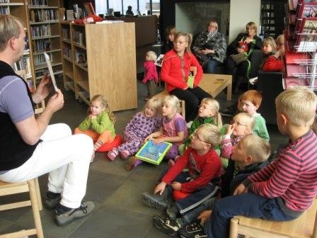 Bókaupplestur á bókasafninu