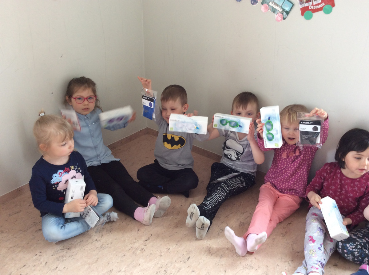 Kátakot fær sundhettur og sundgleraugu