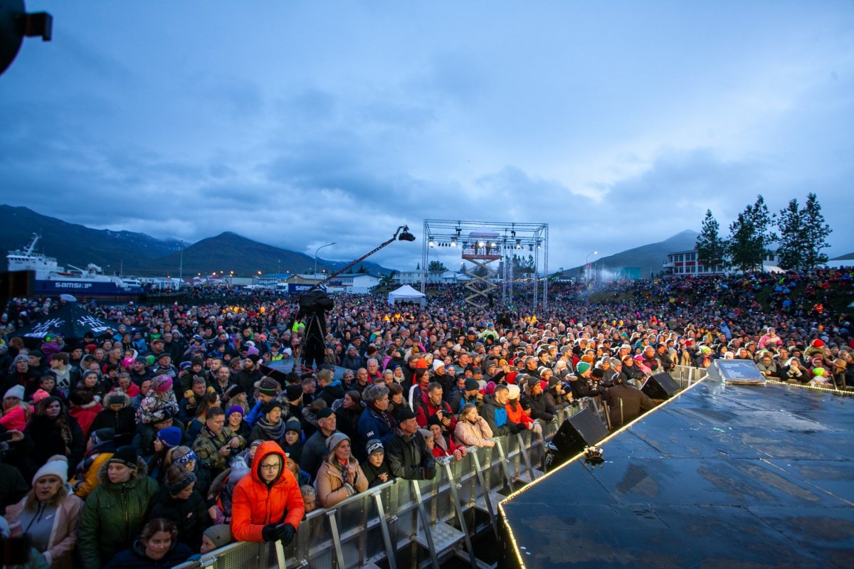 Tónleikagestir mættu með gleði í hjarta og klæddir eftir veðri. Mynd: Bjarni Eiríksson