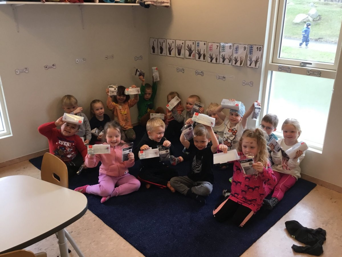 Foreldrafélagið gefur Kátakots nemendum sundgleraugu og sundhettur