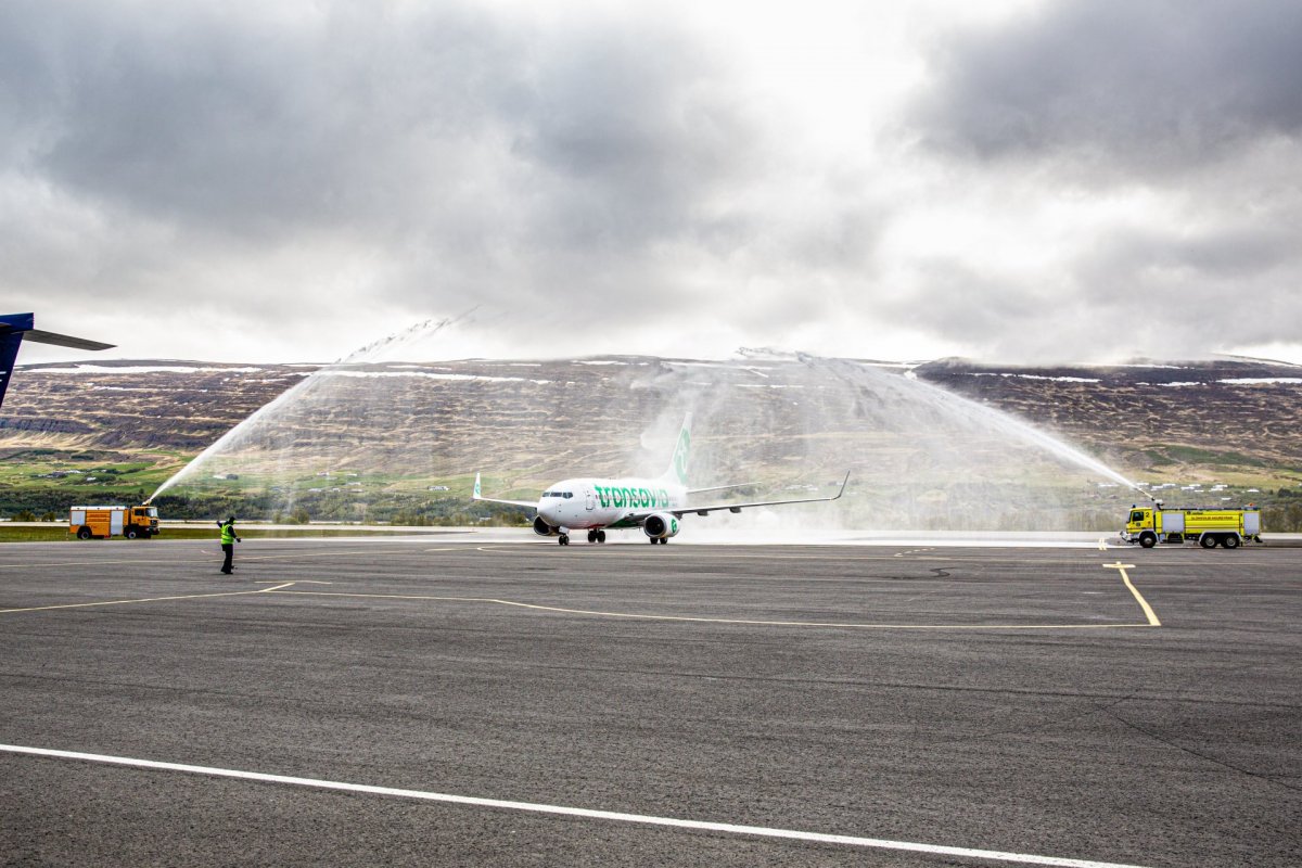 Við komuna á Akureyrarflugvöll - strax eftir lendingu var flugvélin hyllt með heiðursboga úr vatni