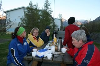 Hendur stóðu fram úr ermum