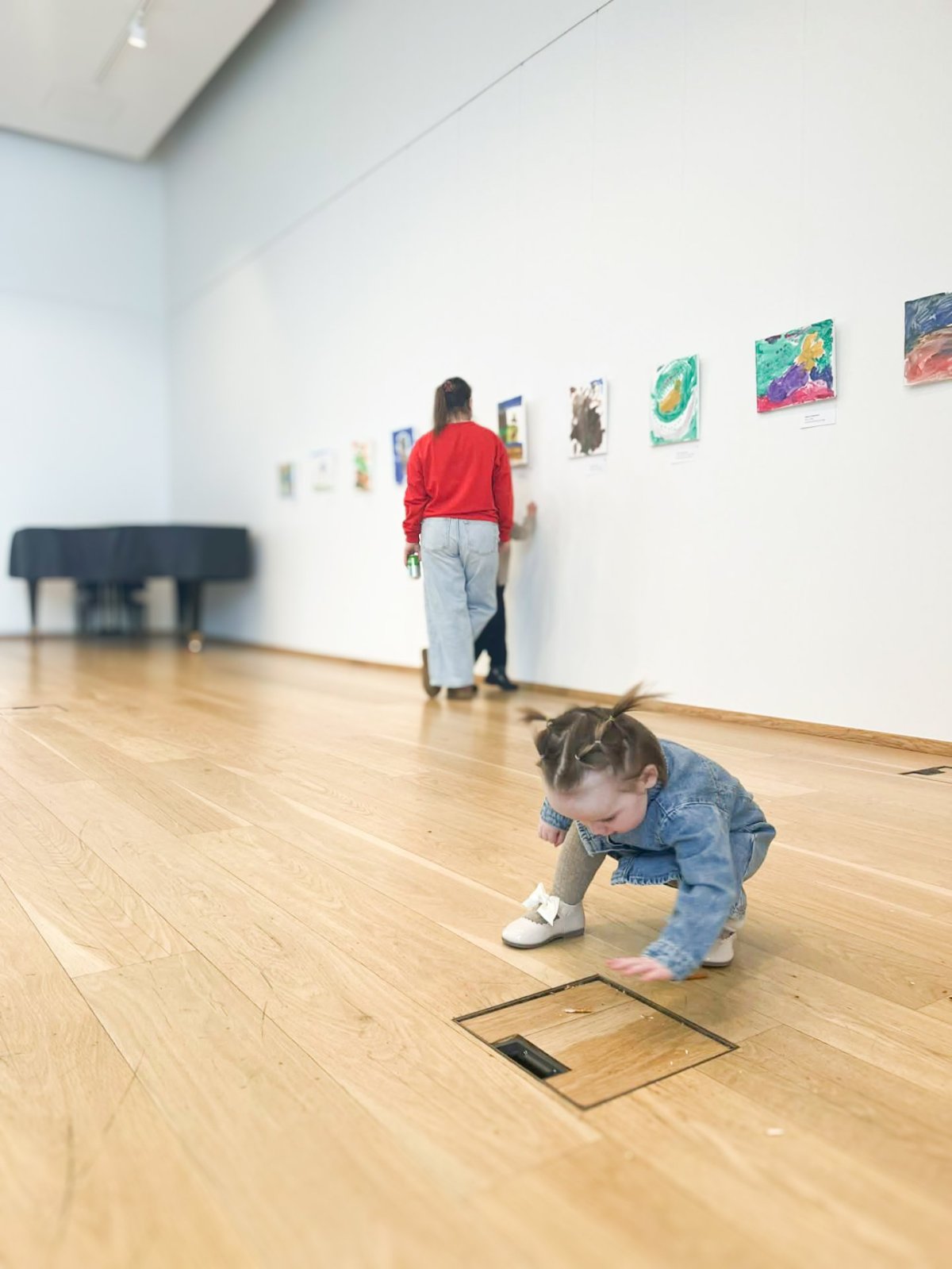 Líf og fjör og litrík verk á opnun sýningarinnar Okkar draumalist