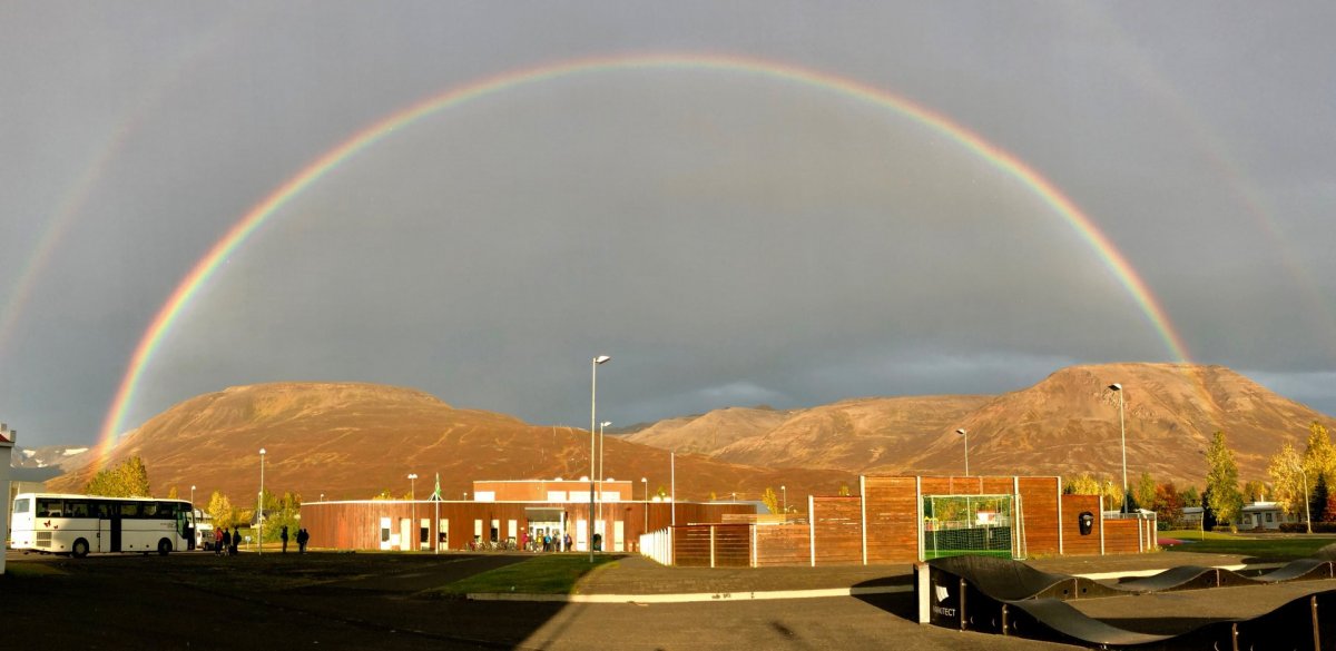 Göngudagurinn byrjaði með sérlega fallegum regnboga yfir skólanum og gaf fögur fyrirheit um góðan da…