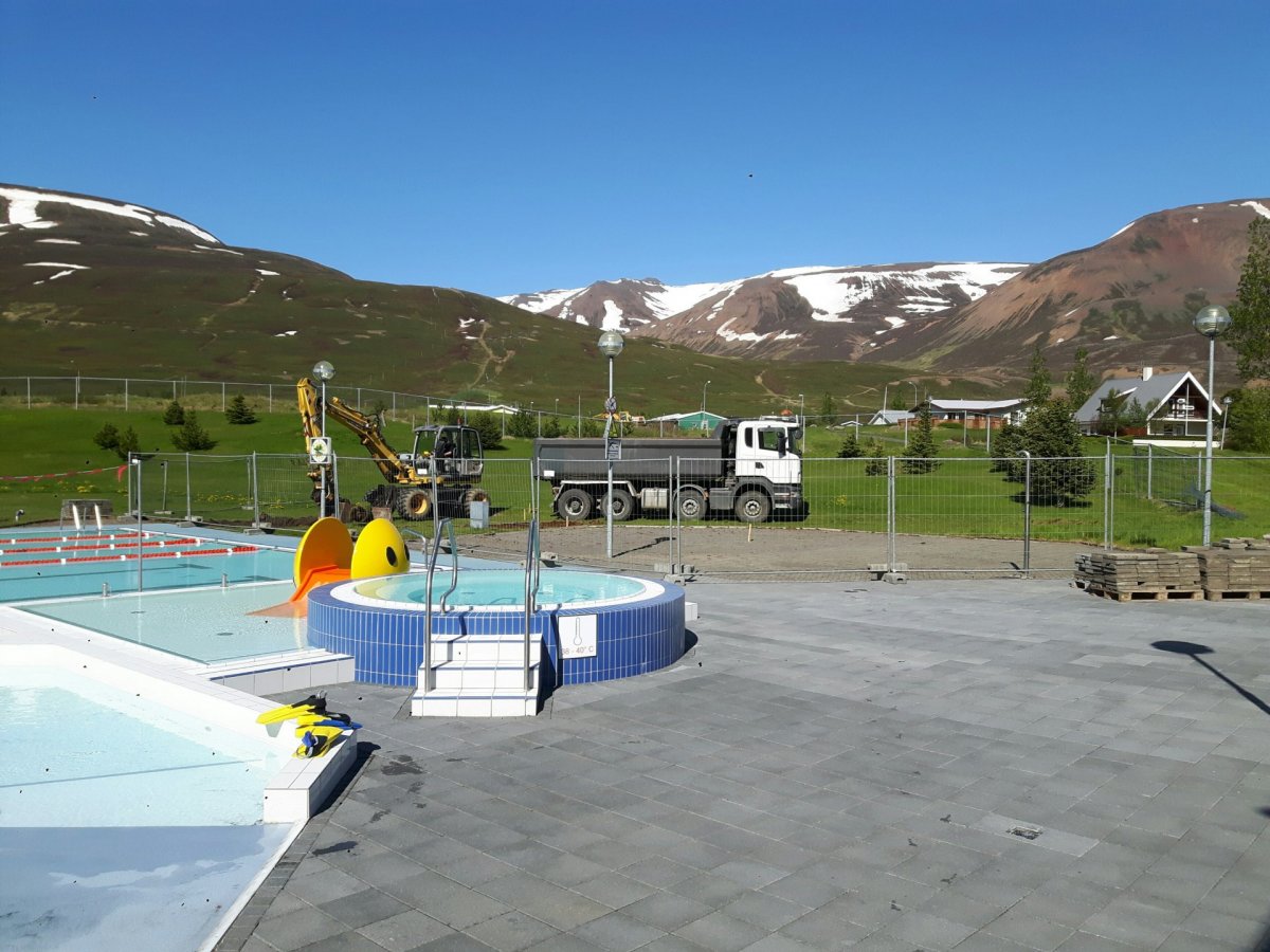 Framkvæmdir að hefjast við uppsetningu nýrra rennibrauta við sundlaugina á Dalvík