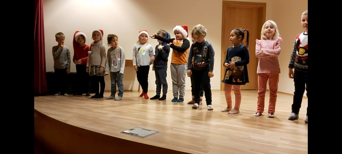 Hólakot að flytja jólasveinavísur