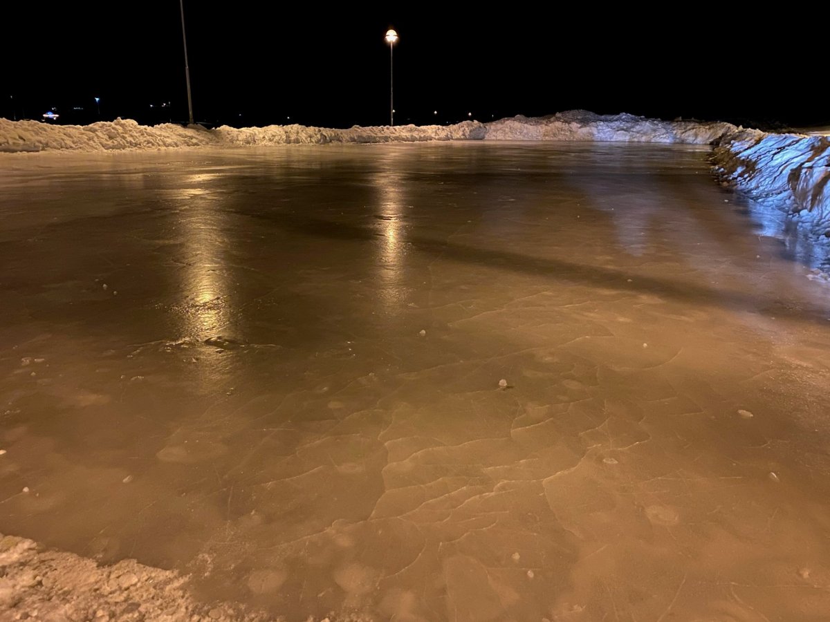 Skautasvell opið öllum neðan íþróttamiðstöðvar. Ekkert gjald bara gaman á skautum