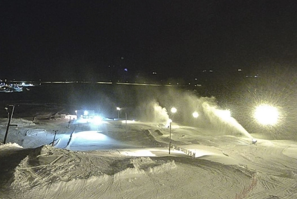 Unnið hörðum höndum að koma öllu skíðasvæðinu í gagnið.