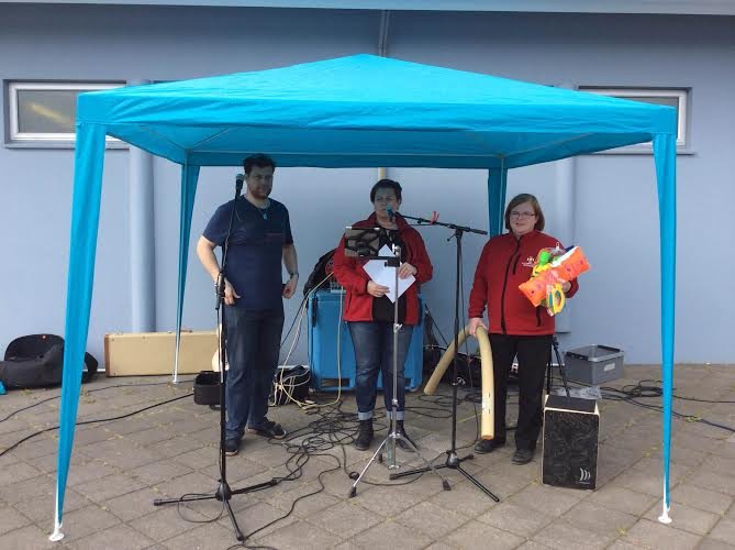 Slysavarnardeildin færir íþróttamiðstöðinni gjöf