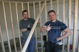 Framkvæmdir við sýningu hafnar.