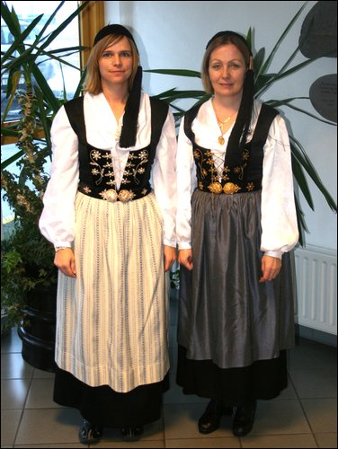 Dömurnar hjá Promens í upphlut á bóndadaginn